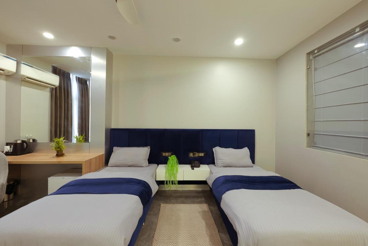 Hotel Bay Laurel Retreat ฟารีดาบัด ภายนอก รูปภาพ